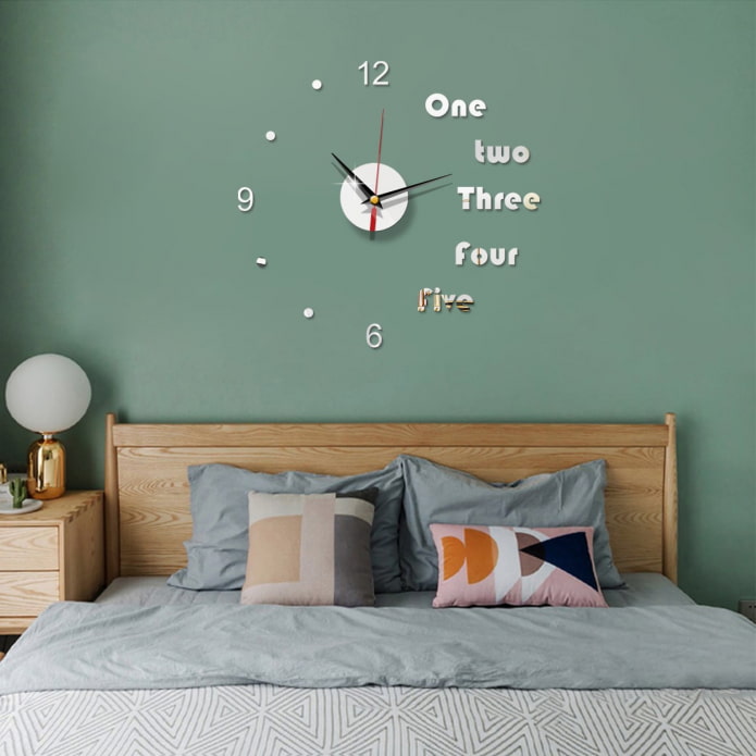 ungewöhnliche Uhr über dem Bett