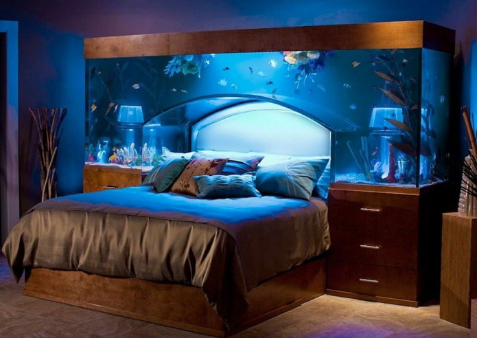 riesiges Aquarium, das Nachttische verbindet
