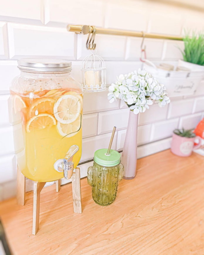 Limonadenschale auf der Tischplatte