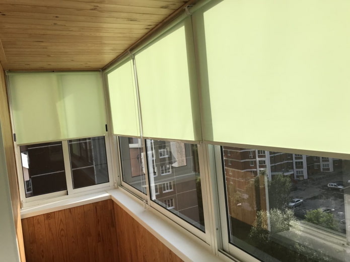 Rollos auf einem Balkon mit Schiebefenstern