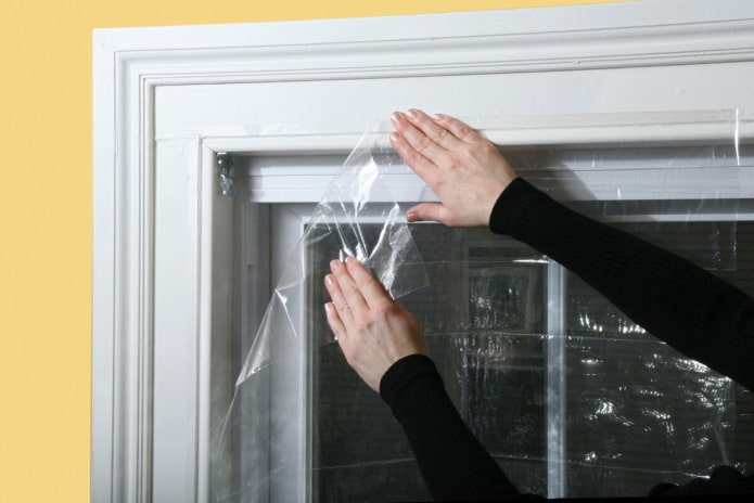 Fenster mit Folie abdichten