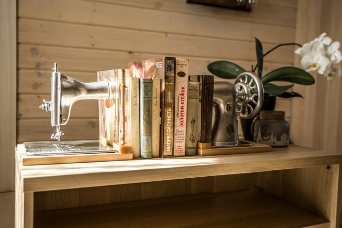 Bücherständer in Form einer Nähmaschine