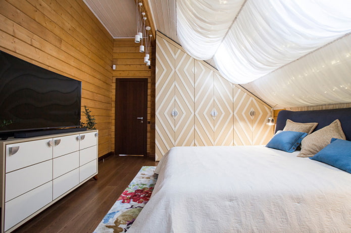 Bett in einem gemütlichen Schlafzimmer