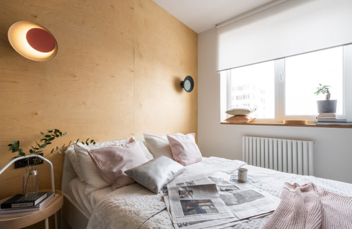 Weißes Schlafzimmer in warmen Tönen