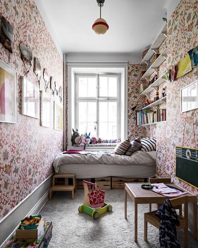 Bett auf der anderen Seite des Zimmers