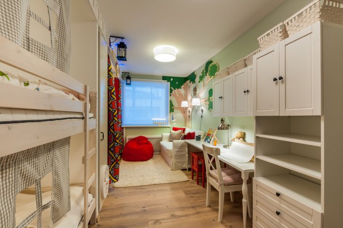 langes schmales Kinderzimmer