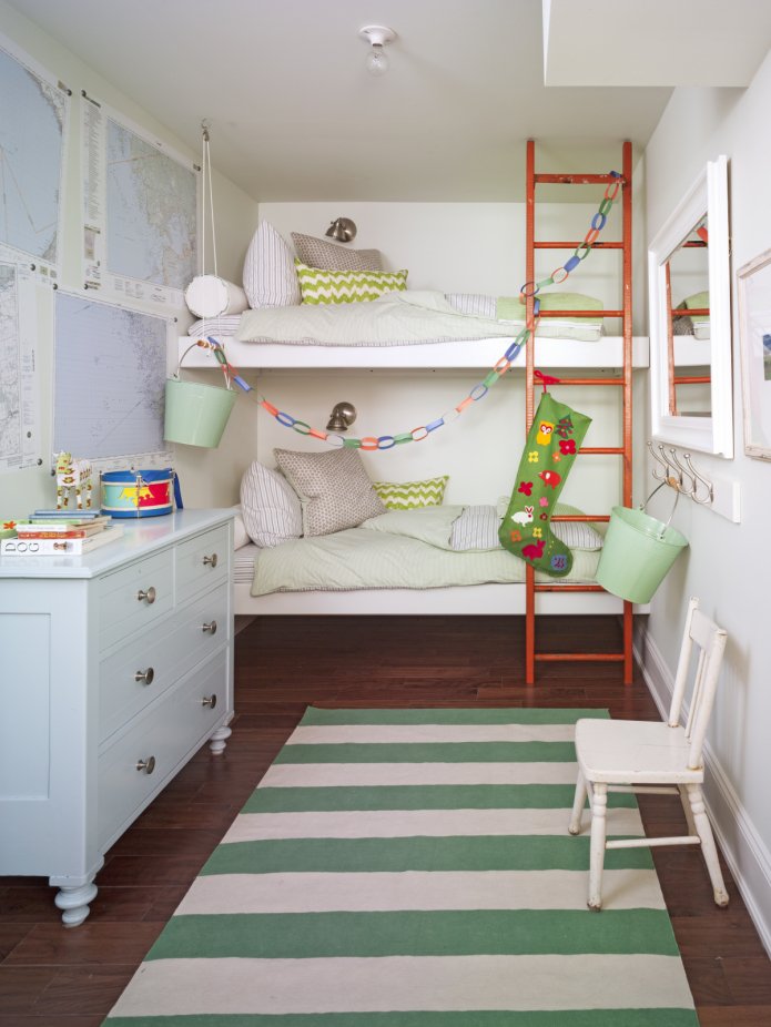 ein Bett auf der anderen Seite des Zimmers im Kinderzimmer