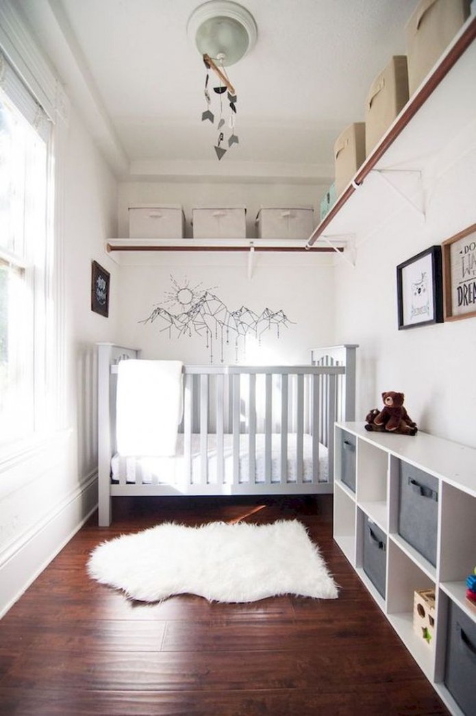 Babybett in einem kleinen Zimmer