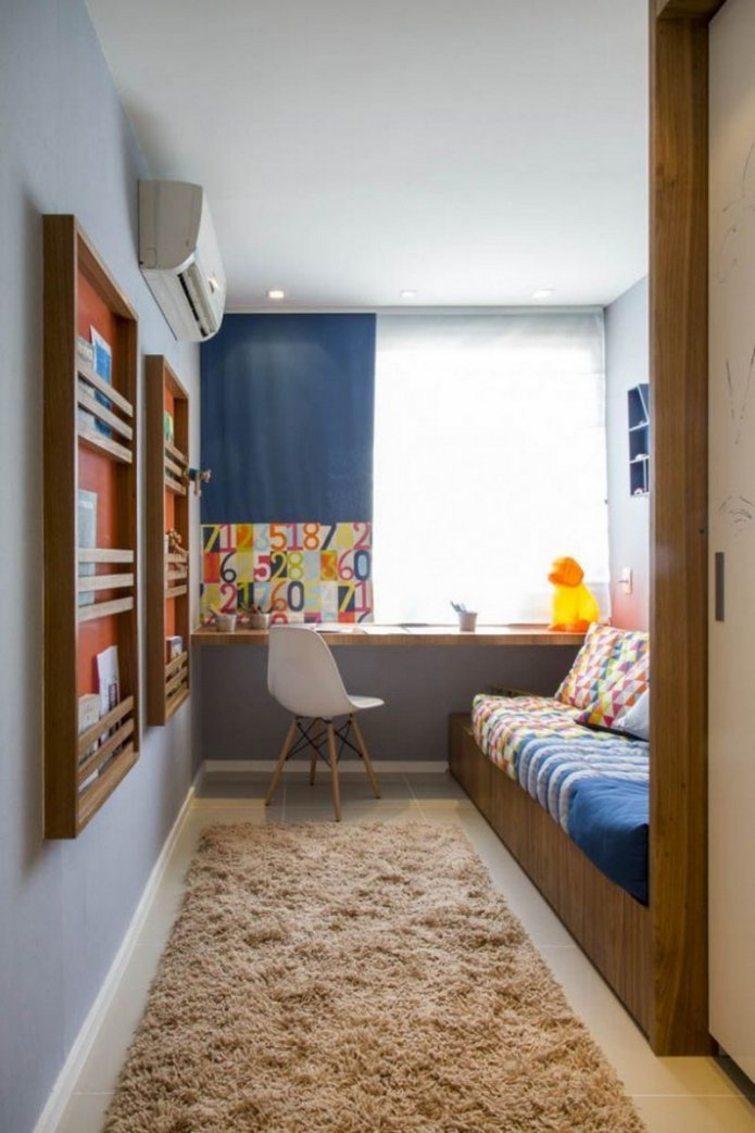 Tisch auf der Fensterbank im Kinderzimmer