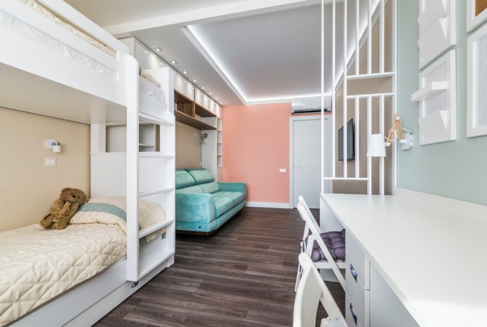 Schmales Kinderzimmer mit einem Sofa und zwei Betten