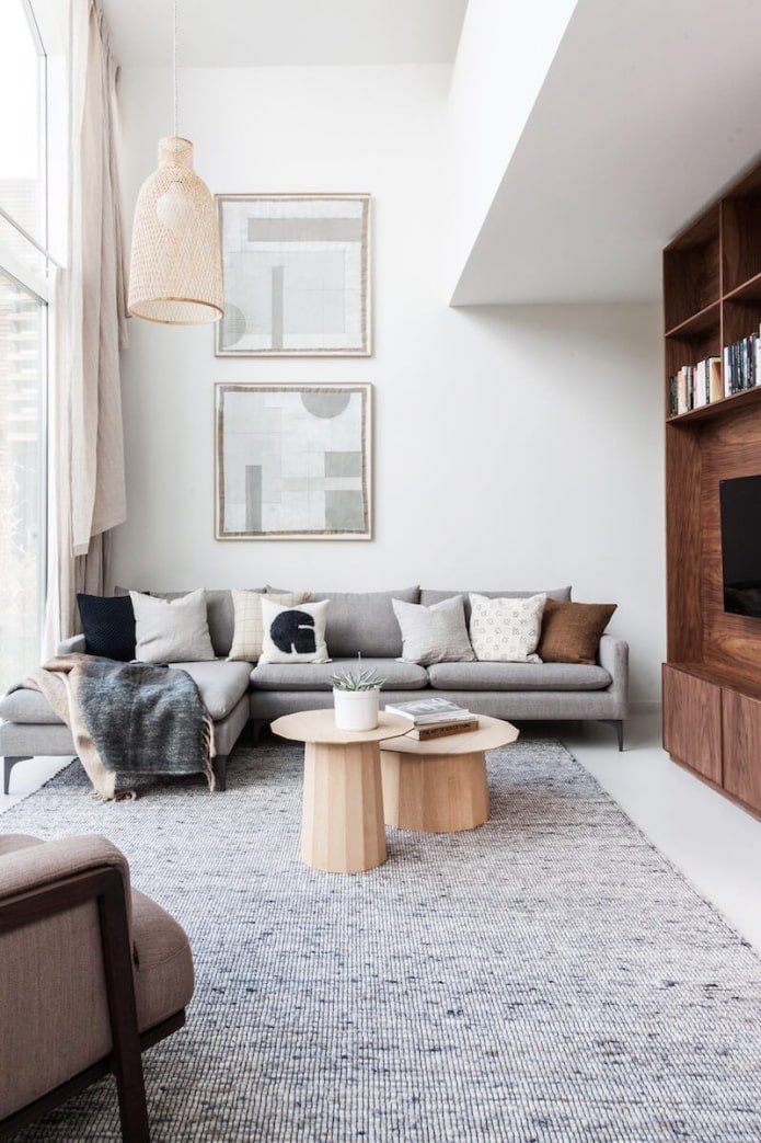ein querstehendes Sofa im Wohnzimmer