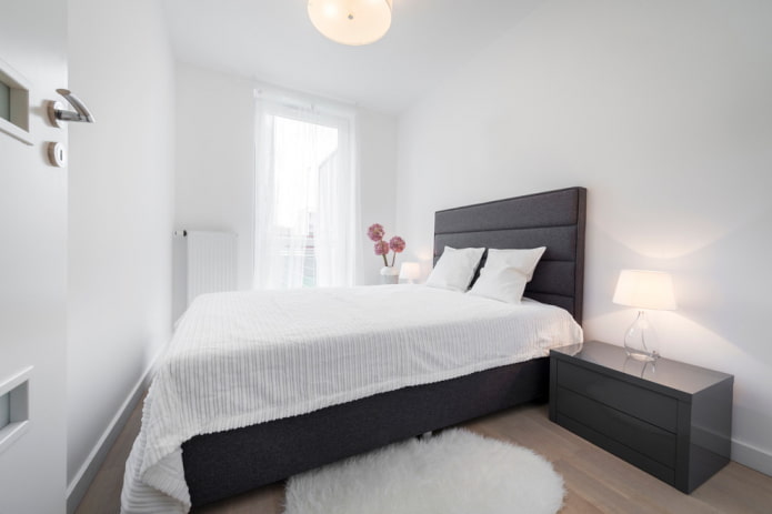Textilien und Dekor im Schlafzimmer in Weißtönen