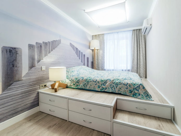 helles Schlafzimmerinterieur mit Podium