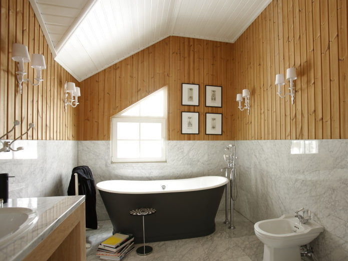 Marmor und Holz im Badezimmer