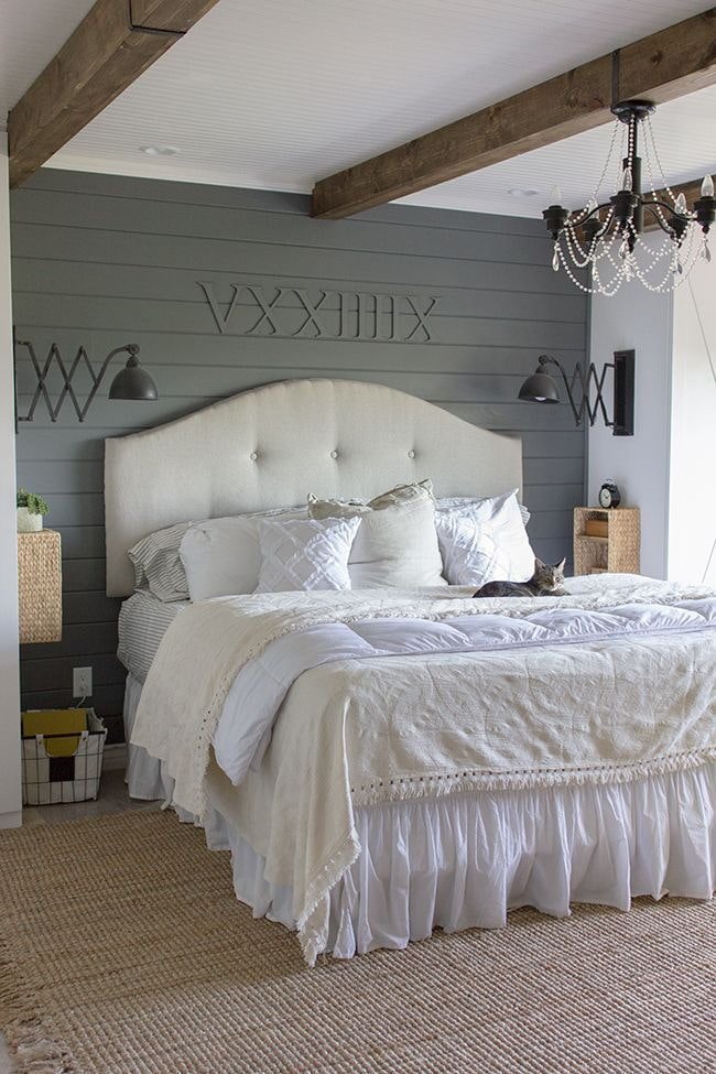 graue Wand im Schlafzimmer
