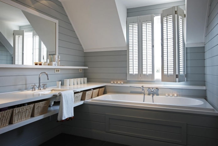 graue Verkleidung im Badezimmer