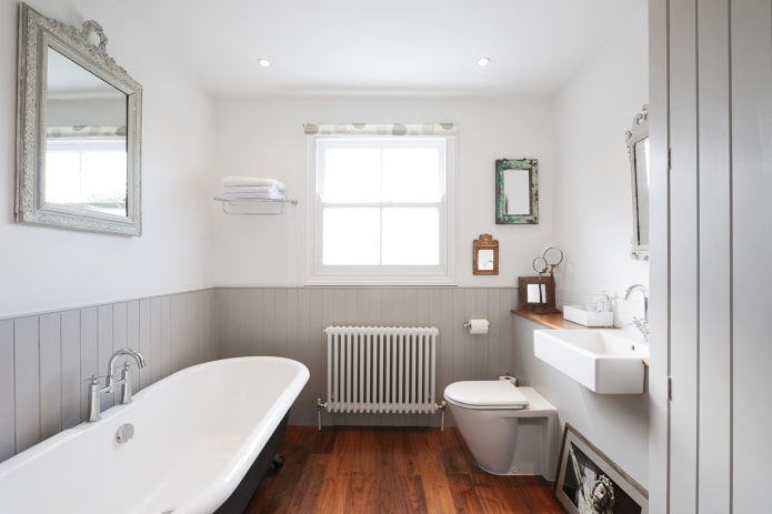 Schindeln am Boden der Wand im Badezimmer