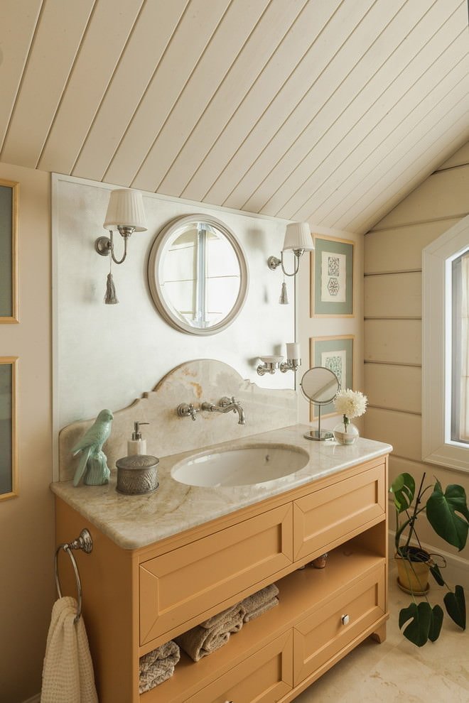 Dachbodendecke im Badezimmer