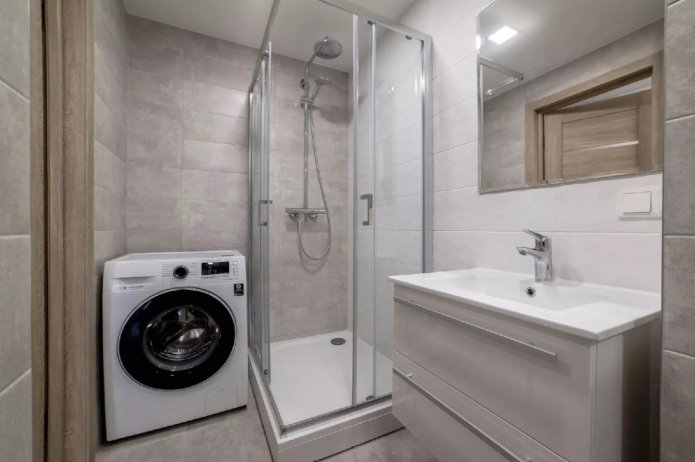 Badezimmer mit Dusche