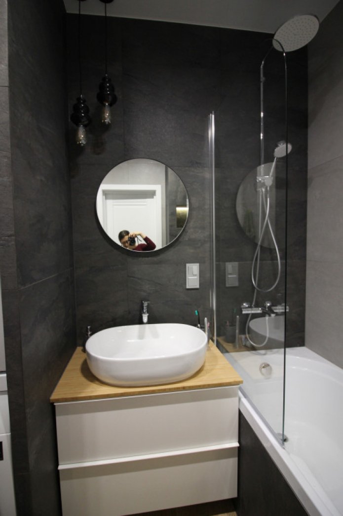 dunkle Wände im Badezimmer