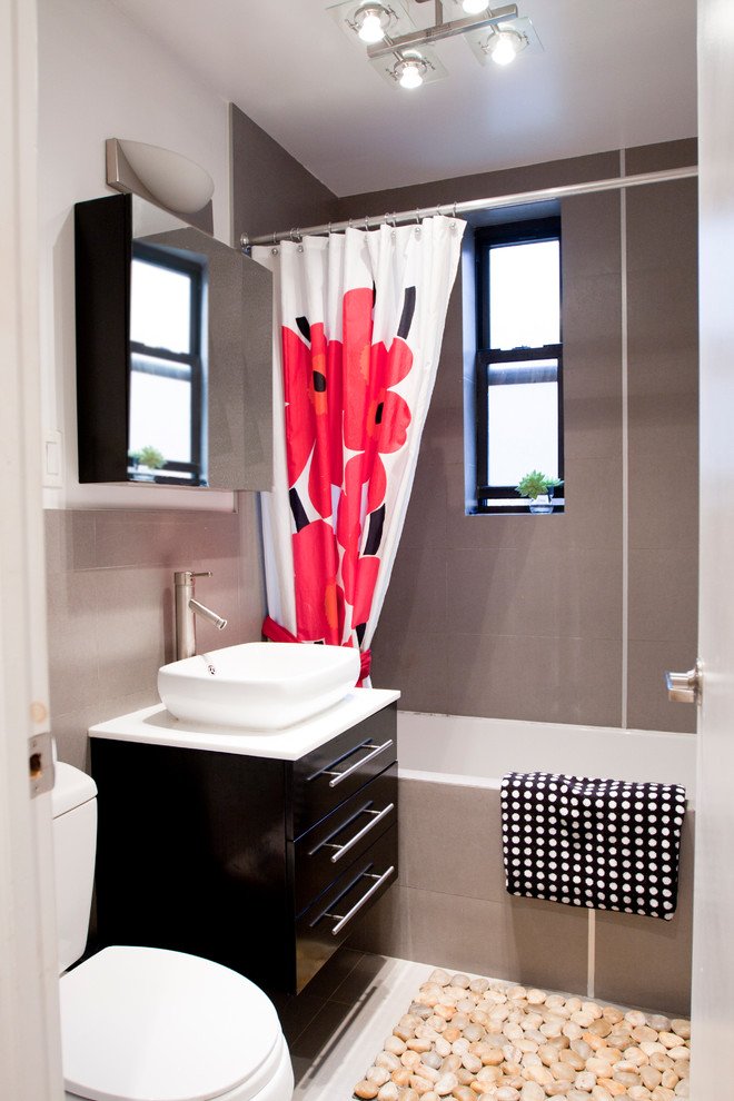 Kleines Badezimmer mit Fenster
