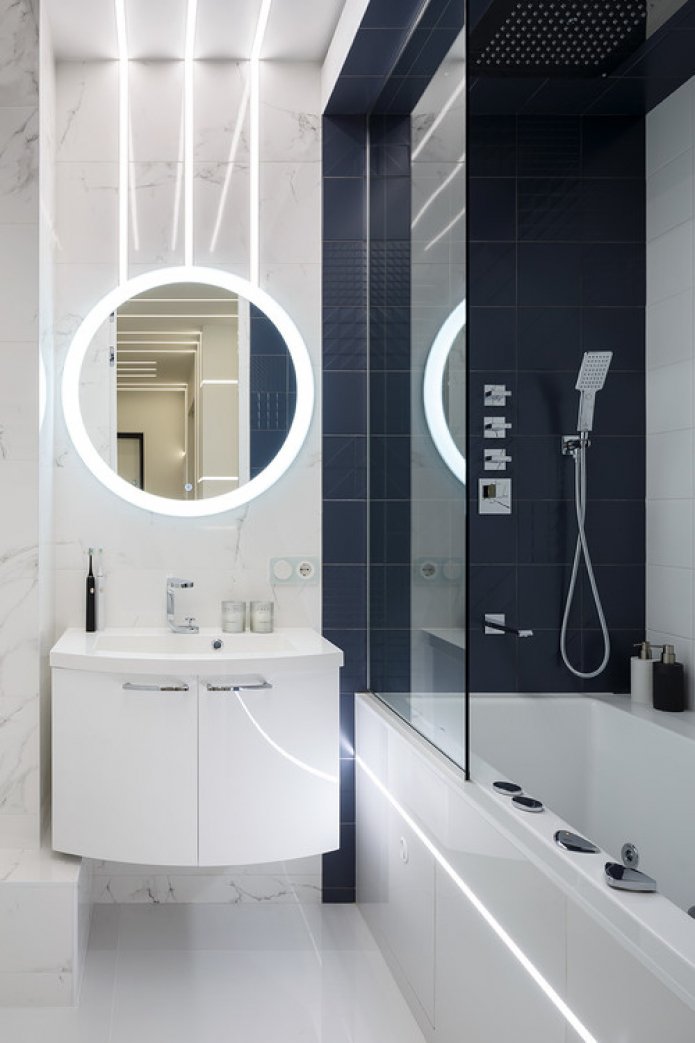 Spiegel mit Hintergrundbeleuchtung über dem Waschbecken