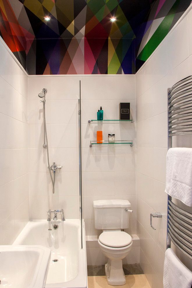 Helle Decke im Badezimmer