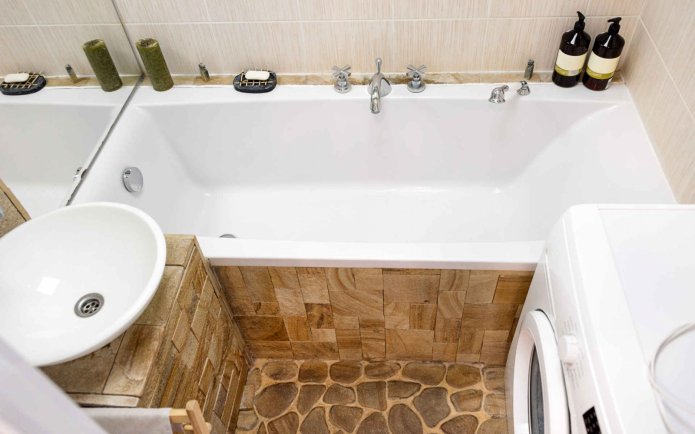 Wasserhahn in der Mitte der Badewanne