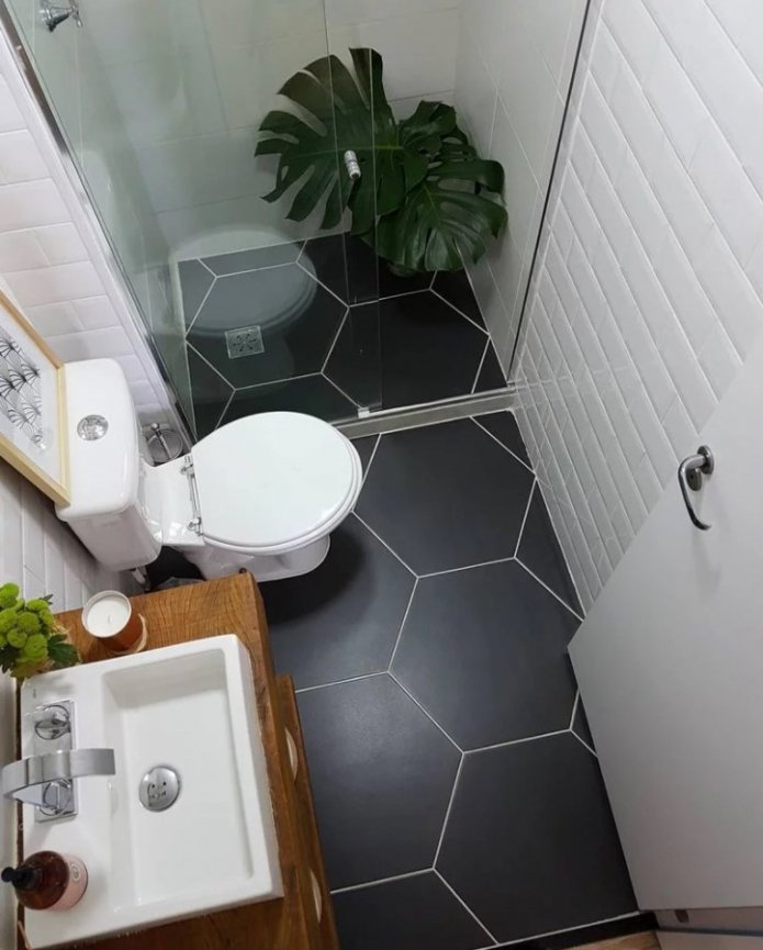 schwarzer Boden im Badezimmer