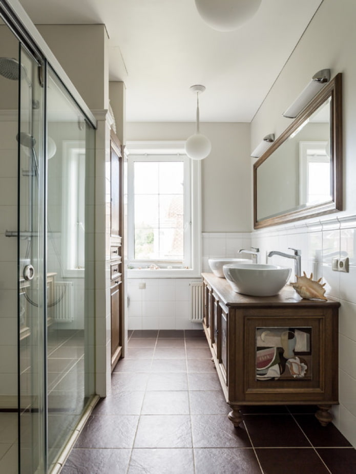 schmales Badezimmer im Haus