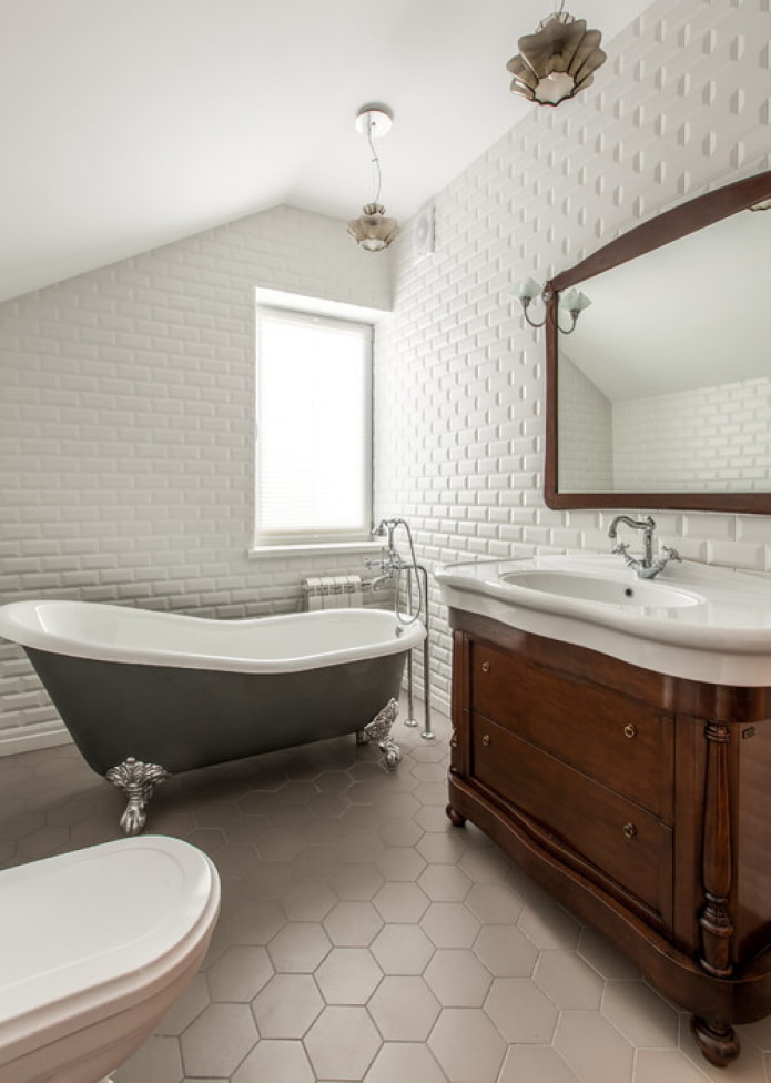 weiße Fliesen im Badezimmer