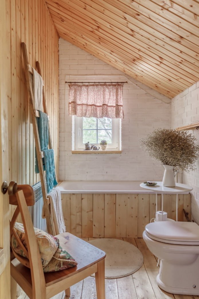 Badezimmerausstattung mit Holz