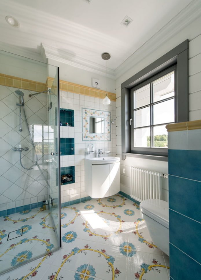 helle Fliesen im Badezimmer