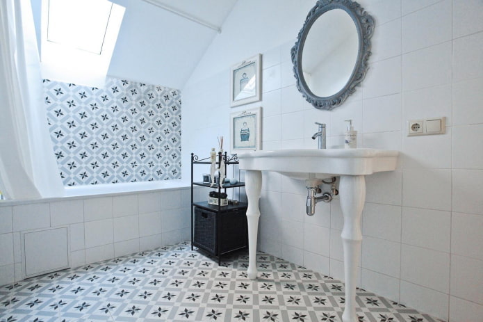 schwarz-weißes Badezimmer