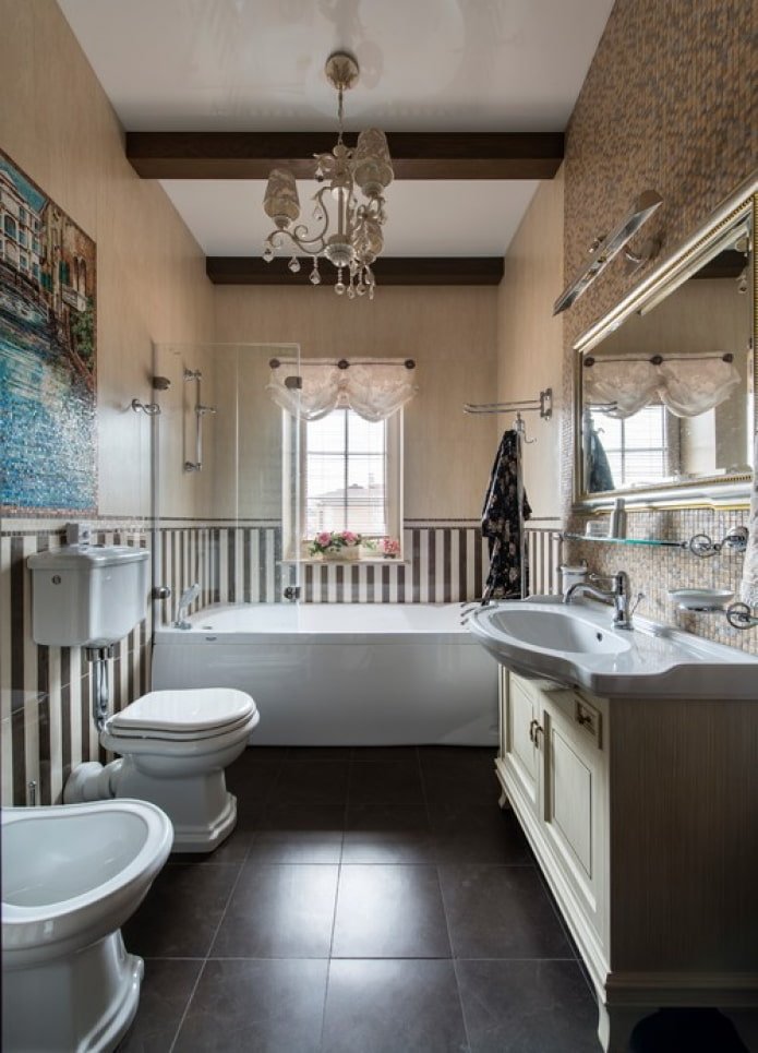 schmales Badezimmer 