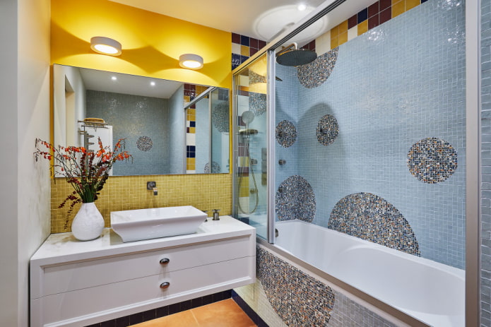 Kombinierte Dekoration im Badezimmer
