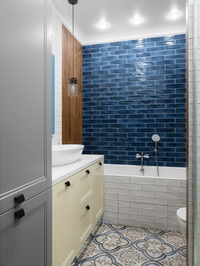 Strahler über der Badewanne