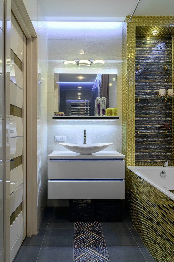 Fliesenverlegung des Bodens im Badezimmer