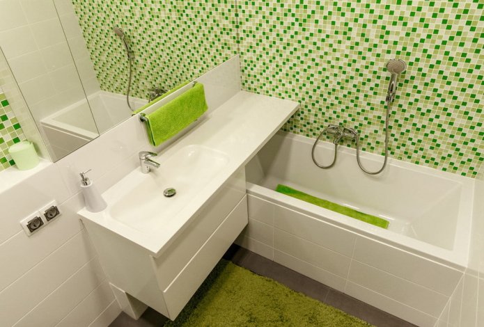 Weiß-grünes Interieur eines kleinen Badezimmers