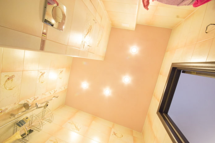 Modernes Badezimmerdesign in einer Chruschtschow-Wohnung
