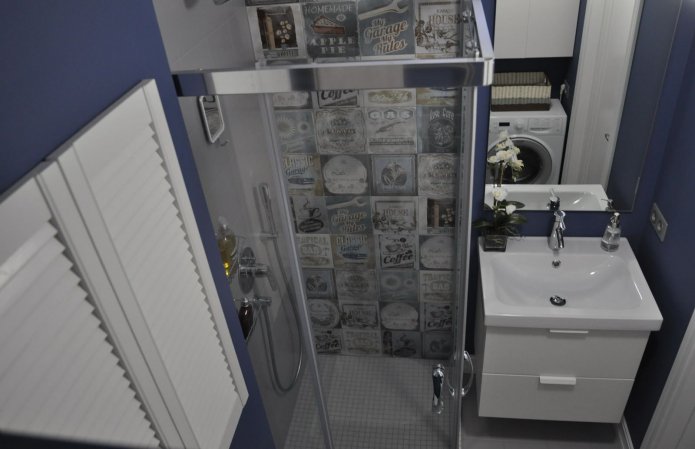 kleines Badezimmer mit Duschecke