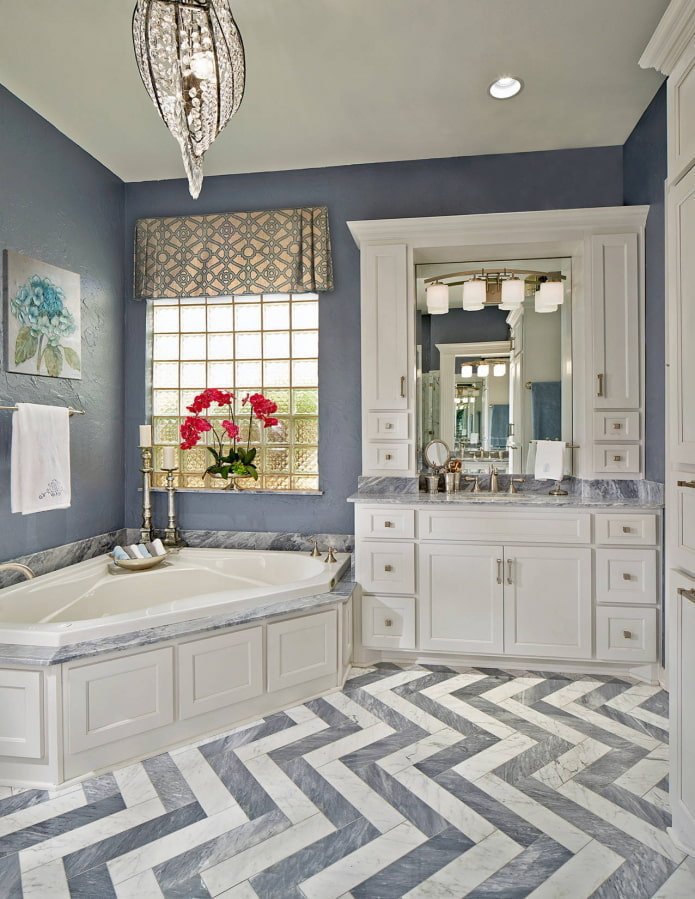 Eckbadewanne in einem lila Interieur