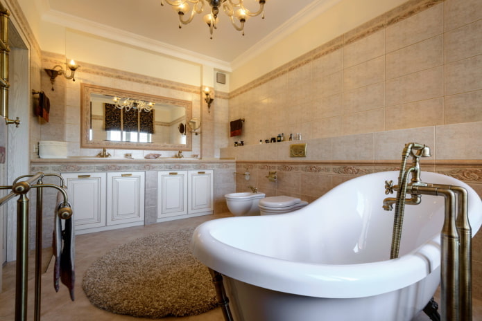 Antiker Wasserhahn an der Badewanne