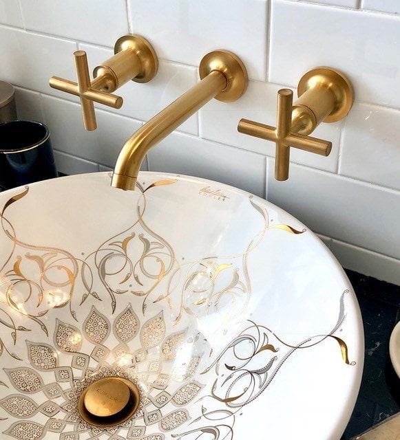 Waschbecken mit Goldmuster