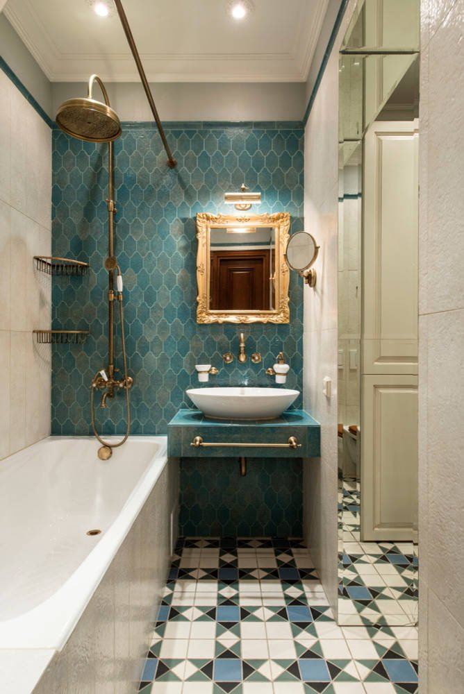 Blaues klassisches Badezimmer