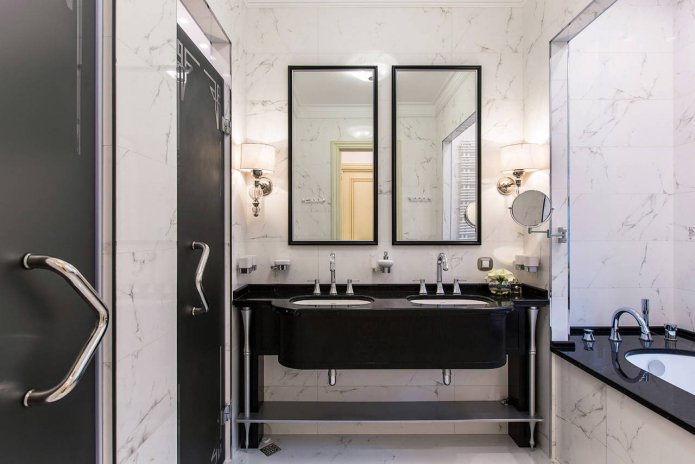 Schwarz-weißes Badezimmer