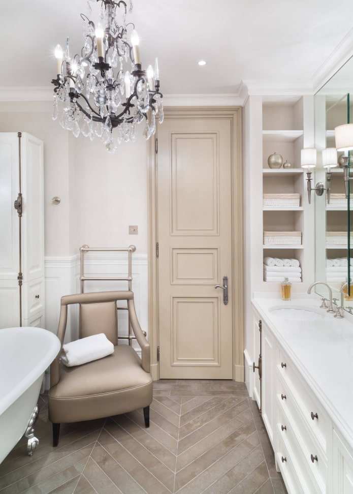 Badezimmer mit Sessel