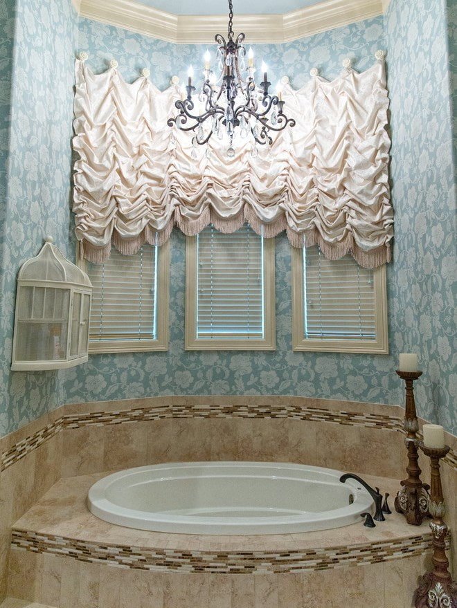 Badewanne in einem Erkerfenster auf einem Podium