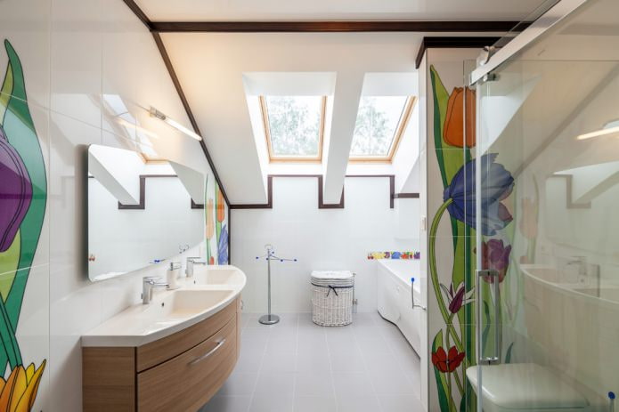 Moderner Stil im Dachgeschossbadezimmer