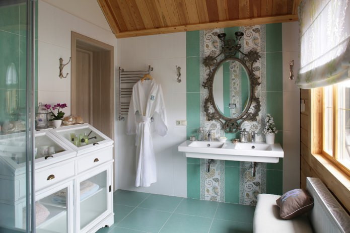 Badezimmer in Weiß und Smaragdgrün